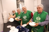 Marmitas são fornecidas à população. (Foto: Notícias Adventistas/Jaime Costa).