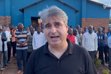 Pastor Elias Caetano com pastores locais na África. (Foto: Guiame).
