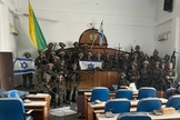 Soldados das Forças de Israel fotografados no prédio do parlamento do Hamas: (Foto: Instagram/Jewish Breaking News)