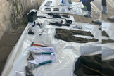 Armas encontradas em veículo de terroristas que realizaram um ataque a tiros no posto de controle da Rota 60, em 16 de novembro de 2023. (Foto: Unidade do Porta-Voz da Polícia)