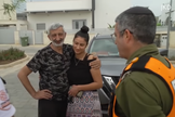 Victor Rakhmilov e sua filha, salva pelo pai enquanto terroristas dominavam Ofakim. (Captura de tela/YouTube/All Israel News)