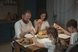 Família orando. (Foto: Pexels/Tima Miroshnichenko)