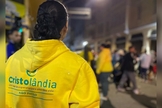 Voluntária durante a ação evangelística. (Foto: Reprodução/Instagram/Cristolândia)
