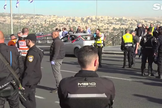 A polícia isolou a área do ataque e iniciou operações de busca por mais agressores. (Captura de tela/YouTube/The Sun)