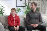 Toby e seu pai, Pr. Andrew Ollerton. (Captura de tela/YouTube/GOD TV Together)