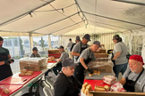 Voluntários do TBM preparam comida para os israelenses. (Foto: Texas Baptist Men).