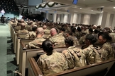 Cerca de 700 soldados de Fort Sill participaram da apresentação de abertura do Natal da 1ª Igreja Batista de Lawton, Oklahoma. (Foto: Facebook/First Baptist)