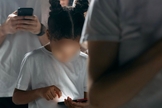 Menina mexendo no celular. (Foto: Reprodução/Pexels/estúdio algodãobro)