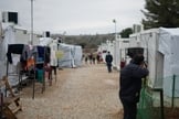 Refugiados em acampamento. (Foto: Reprodução/Unsplash/Julie Ricard)