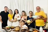 Mãe de quadrigêmeos, Kássia Freitas teve celebração da virada do ano com a família reunida. (Foto: Instagram/Kássia Freitas)