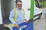 O entregador Azeem Khokhar leva fé e esperança aos clientes. (Foto: Premier)