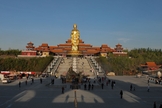 Templo com grande estátua de Buda em Midong, Urumqi, Xinjiang. (Foto: Wikimedia Commons)