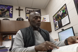 Johnny Shelton serve como capelão do Baltimore Ravens. (Foto: Reprodução/YouTube/TODAY).
