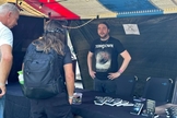 O grupo monta barracas nos eventos e distribuem exemplares da Metal Bible. (Foto: Revive).