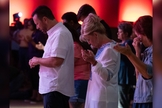 Cristãos orando. (Foto: Reprodução/Facebook/Liberty Live Church)