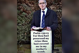 Stephen Green é processado por segurar placa com um versículo do Salmo 139 fora de uma clínica de aborto em Londres. (Foto: Christian Legal Centre)