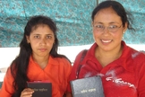 Mulheres com a Bíblia. (Foto: Reprodução/Bible Society)