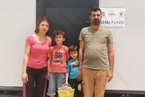 John Emecktis e sua família vivem em uma casa contêiner. (Foto: Global Christian Relief)