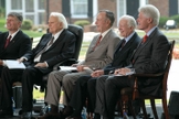 Billy Graham com George HW Bush, Jimmy Carter e Bill Clinton na inauguração da Biblioteca Billy Graham. (Foto: BGEA).