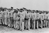 Prisioneiros judeus que estavam instalados no campo de concentração de Buchenwald. (Foto: Domínio Público)