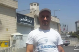 O cristão Mohammadreza (Youhan) Omidi em frente à prisão de Evin. (Foto: Reprodução / Artigo 18)