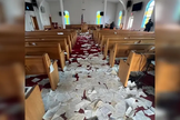 Criminosos arrancaram a cruz do altar e jogaram as folhas das Bíblias e hinários pelo chão. (Foto: Facebook/Eastport United Methodist Church).