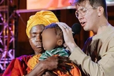A mãe com o filho na cruzada. (Foto: Reprodução/CfaN)