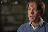 O dublador James Arnold Taylor testemunha sua história de fé. (Captura de tela/CBN News)