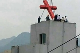 Cruz sendo retirada do topo do prédio da Igreja Cristã de Chengdong, em 2019. (Foto: Reprodução/ChinaAid)
