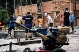 Missionários servem na construção de uma igreja na Comunidade de Arapiranga. (Foto: Brendan Wong)