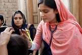 Médica examinando uma paciente no Paquistão. (Foto: Ilustração/Flickr/DFID - UK Department for International Development)