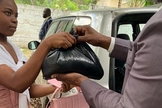 O missionário Erni está distribuindo alimentos no Haiti. (Foto: Texans on Mission).