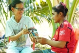 Savoeun evangelizando. (Foto: Reprodução/Samaritan’s Purse)
