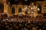 A igreja Nieuwe Kerk fica lotada para o concerto masculino. (Captura de tela/Mannenzang Katwijk)