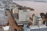 O Rio Guaíba avançou sobre Porto Alegre. (Foto: Reprodução/YouTube/UOL).