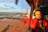 Bombeiro chora diante do cenário catastrófico no RS. (Fotos: Instagram governo_rs/Gustavo Mansur)