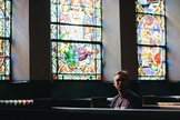 A pesquisa também identificou diferenças geracionais nas atitudes em relação à fé. (Foto: Unsplash/Karl Fredrickson)