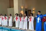 Mulheres que foram batizadas. (Foto: Reprodução/Sociedade Bíblica no Golfo)