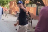 Um homem é visto xingando um israelense em Barcelona. (Foto: Reprodução/X/Yotam Eyal).