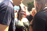 Toddy orou com a jovem. (Foto: Reprodução/YouTube/Todd White).