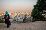 Uma mulher iraniana está em um mirante com vista panorâmica de Teerã, no Irã. (Foto representativa: IMB)