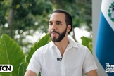 O presidente Nayib Bukele, de El Salvador, em entrevista a Tucker Carlson. (Captura de tela/YouTube/Tucker Carlson)