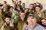 Mark Tedder junto a soldados em Israel. (Foto: Reprodução/worshiplanet)