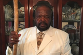 O Pr. Larry Oneal Walker ora por um homem em pregação de rua. (Foto: La Keisa Walker)