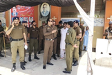 Polícia guarda prédio da Igreja Presbiteriana em Sargodha, Paquistão. (Captura de tela: Facebook/Christian Daily International-Morning Star News)