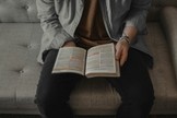 Tendência de maior interesse pela fé cristã apareceu entre as gerações mais jovens. (Foto: Unsplash/Aaron Owens)
