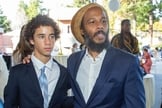 Ziggy Marley e seu filho Abraham Marley após cerimônia de bar mitzvah. (Foto: Instagram/Ziggy Marley)