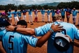 Atletas orando em campo. (Foto: Reprodução/Instagram/Full Count Ministries)