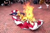 Bandeira americana incendiada em protesto no Capitólio. (Captura de tela/YouTube/The Times and The Sunday Times)