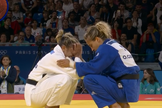 Larissa Pimenta recebe palavras de fé de sua oponente italiana Odette Giuffrida. (Captura de tela/GE)